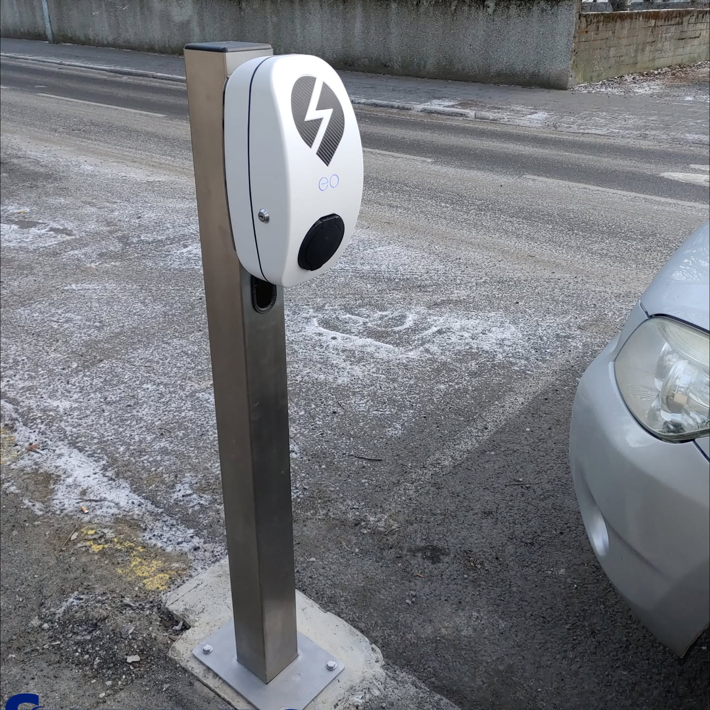 Hleðslustöð á stólpa við bílastæði, uppsett og frágengin.